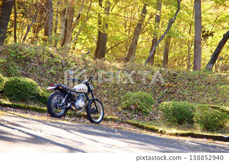 秋天，公園裡停放著摩托車。 138852940