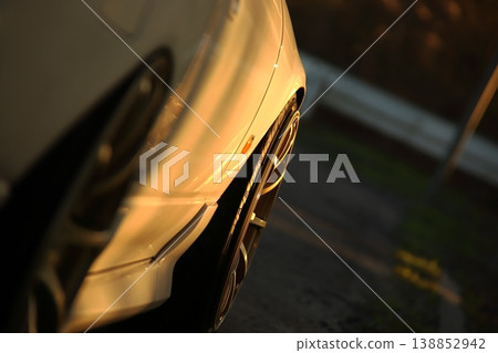 夕陽映照下跑車的輪胎。 夕陽映照下跑車的輪胎。 138852942