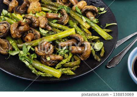 Healthy Asparagus and Mushroom Stir Fry 138853069