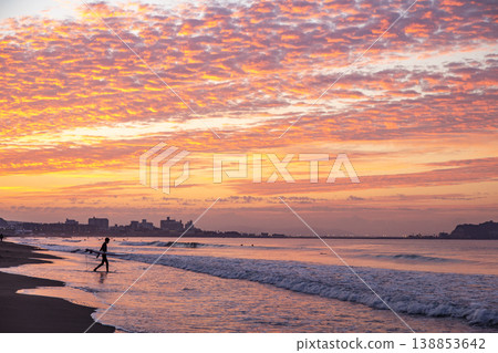 Shonan Tsujido Beach: The sunrise over the autumn sky and the silhouettes of surfers. 138853642