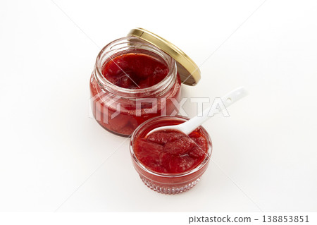 一張看起來油光鵑亮、美味可口的草莓果醬圖片。 138853851