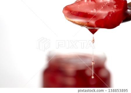 一張看起來油光鵑亮、美味可口的草莓果醬圖片。 138853895