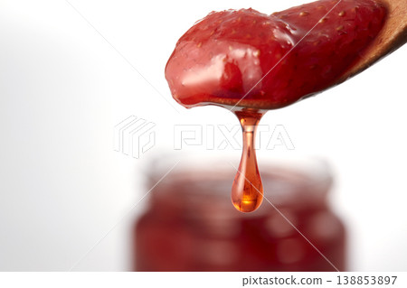 一張看起來油光鵑亮、美味可口的草莓果醬圖片。 138853897