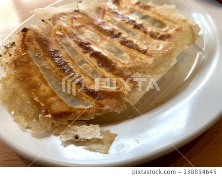 煎餃——餃子邊緣酥脆的特寫。 138854645