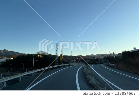 留白區域,描繪了一條蜿蜒的道路和一片藍天(郊區/基礎設施景觀) 留白區域,描繪了一條蜿蜒的道路和一片藍天(郊區/基礎設施景觀) 138854662