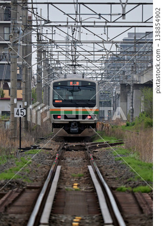 一列JR宇都宮線通勤列車疾駛而去。 一列JR宇都宮線通勤列車疾駛而去。 138854902