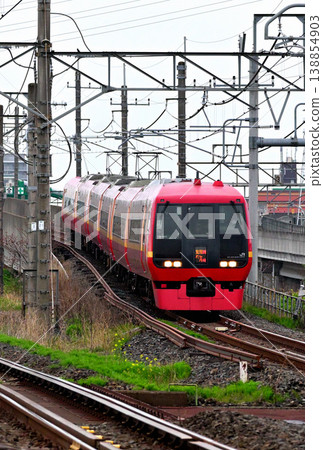 開往新宿方向的東武JR特快列車「鬼怒川」號從高架路段駛下。 開往新宿方向的東武JR特快列車「鬼怒川」號從高架路段駛下。 138854903