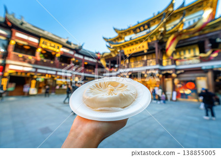 Big xiao long bao soup dumpling with crab roe in Yuyuan old street, Shanghai. Big xiao long bao soup dumpling with crab roe in Yuyuan old street, Shanghai. 138855005