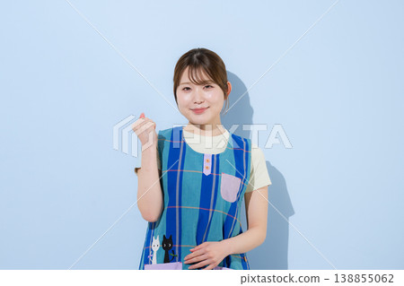 一張照片,照片中一位年輕的女教師擺出勝利的姿勢,她可能從事幼教工作、家事服務或提供幼教支持服務(例如發展支持和治療教育)。 一張照片,照片中一位年輕的女教師擺出勝利的姿勢,她可能從事幼教工作、家事服務或提供幼教支持服務(例如發展支持和治療教育)。 138855062