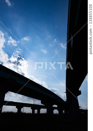 蔚藍的天空，以及仙台北部高速公路和三陸高速公路在利府樞紐的交會處 138855108