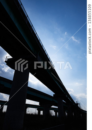 蔚藍的天空，以及仙台北部高速公路和三陸高速公路在利府樞紐的交會處 138855109