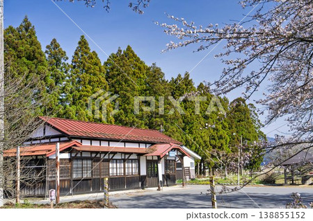 Springtime Flowers at Uzen-Narita Station on the Nagai Line, Nagai City, Yamagata Prefecture 138855152