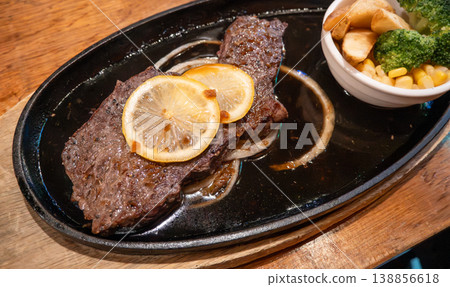 牛排 鐵板 牛肉 食物 檸檬 Lemon Beef Steak レモン ビーフステーキ ステーキ 138856618