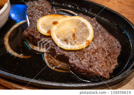 牛排 鐵板 牛肉 食物 檸檬 Lemon Beef Steak レモン ビーフステーキ ステーキ 138856619