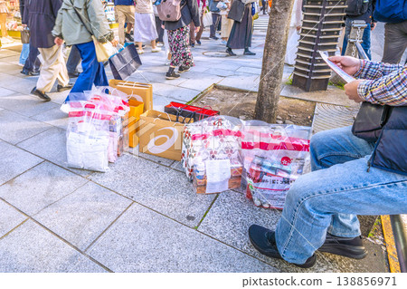 東京都市的「購物狂潮」再次上演……外國男子在一家大型藥妝店前站崗……他們的「戰利品」整齊地排列著。 東京都市的「購物狂潮」再次上演……外國男子在一家大型藥妝店前站崗……他們的「戰利品」整齊地排列著。 138856971