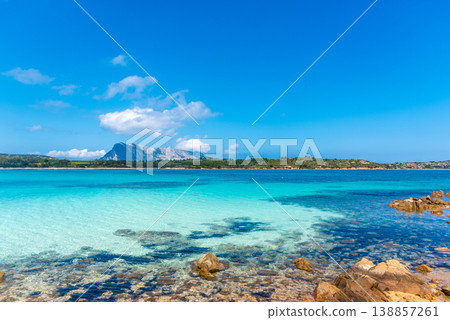 Famous Cala Brandinchi beach on a sunny day 138857261
