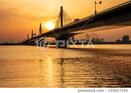 The Ise Bay Expressway "Twinkle Ibigawa Bridge" at sunrise (Kuwana City, Mie Prefecture) The Ise Bay Expressway "Twinkle Ibigawa Bridge" at sunrise (Kuwana City, Mie Prefecture) 138857285