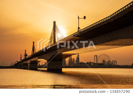 The Ise Bay Expressway "Twinkle Ibigawa Bridge" at sunrise (Kuwana City, Mie Prefecture) The Ise Bay Expressway "Twinkle Ibigawa Bridge" at sunrise (Kuwana City, Mie Prefecture) 138857290