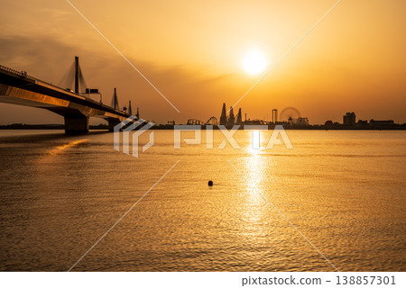 The Ise Bay Expressway "Twinkle Ibigawa Bridge" at sunrise (Kuwana City, Mie Prefecture) 138857301
