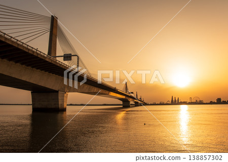 The Ise Bay Expressway "Twinkle Ibigawa Bridge" at sunrise (Kuwana City, Mie Prefecture) The Ise Bay Expressway "Twinkle Ibigawa Bridge" at sunrise (Kuwana City, Mie Prefecture) 138857302