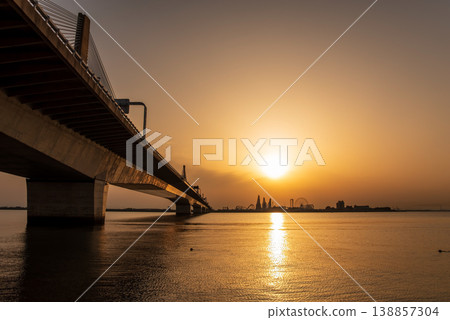 The Ise Bay Expressway "Twinkle Ibigawa Bridge" at sunrise (Kuwana City, Mie Prefecture) The Ise Bay Expressway "Twinkle Ibigawa Bridge" at sunrise (Kuwana City, Mie Prefecture) 138857304