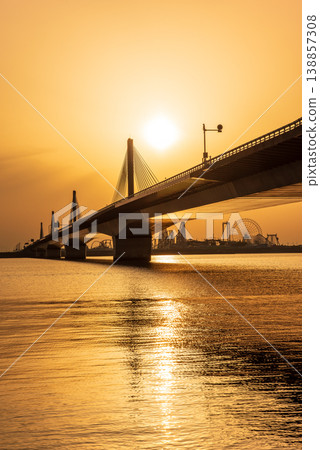 The Ise Bay Expressway "Twinkle Ibigawa Bridge" at sunrise (Kuwana City, Mie Prefecture) 138857308