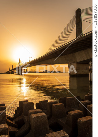 The Ise Bay Expressway "Twinkle Ibigawa Bridge" at sunrise (Kuwana City, Mie Prefecture) The Ise Bay Expressway "Twinkle Ibigawa Bridge" at sunrise (Kuwana City, Mie Prefecture) 138857310