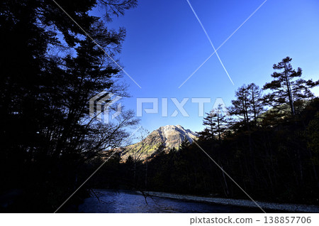 Kamikochi in November, Mt. Yake (Photo taken at Tashiro Bridge) 138857706