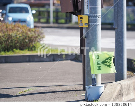 行人穿越道按鈕和過馬路時使用的手勢旗 行人穿越道按鈕和過馬路時使用的手勢旗 138858614