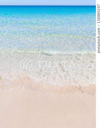 Vertical view of a beach with golden sand and turquoise water 138860297