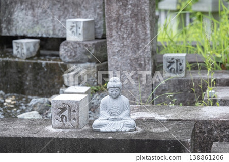 A small stone statue with a Japanese atmosphere A small stone statue with a Japanese atmosphere 138861206