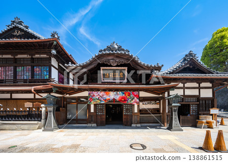 陽光明媚的旅遊勝地,愛媛縣松山市道後溫泉主樓的正面。 陽光明媚的旅遊勝地,愛媛縣松山市道後溫泉主樓的正面。 138861515