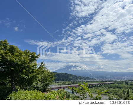 富士山周圍的雲霧和森林 富士山周圍的雲霧和森林 138861678