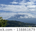 富士山周圍的雲霧和森林 138861679