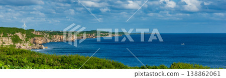 沖繩縣宮古島的海崖(一連串高聳的琉球石灰岩懸崖,一直延伸到東邊那崎岬) 沖繩縣宮古島的海崖(一連串高聳的琉球石灰岩懸崖,一直延伸到東邊那崎岬) 138862061