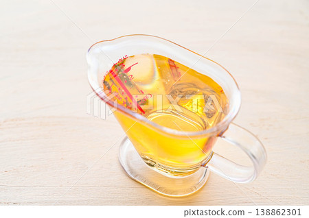 玻璃容器中的龍舌蘭糖漿 玻璃容器中的龍舌蘭糖漿 138862301
