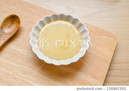 小白碟裡盛著金黃色的龍舌蘭糖漿 138862303