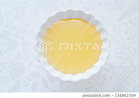 小白碟裡盛著金黃色的龍舌蘭糖漿 小白碟裡盛著金黃色的龍舌蘭糖漿 138862304