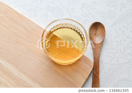 玻璃容器中的龍舌蘭糖漿 玻璃容器中的龍舌蘭糖漿 138862305
