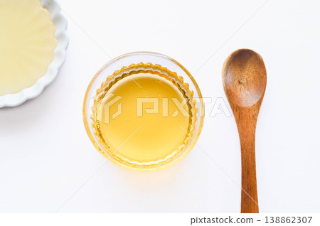 玻璃容器中的龍舌蘭糖漿 玻璃容器中的龍舌蘭糖漿 138862307