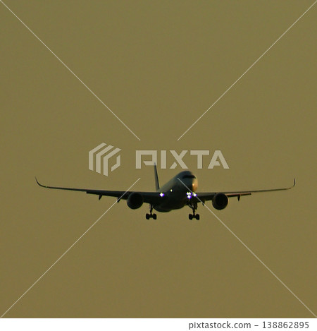 Approach of the landing aircraft Approach of the landing aircraft 138862895