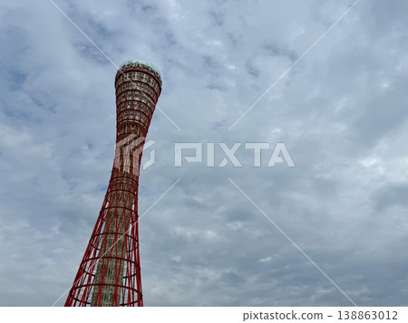 神戶港塔是這座城市的象徵，高聳入雲。 138863012