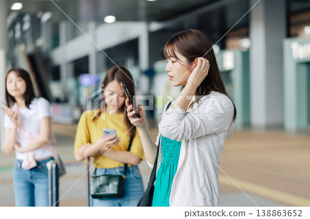 People waiting for a taxi (bus) while traveling. (Photography courtesy of Kansai International Airport (KIX)) 138863652