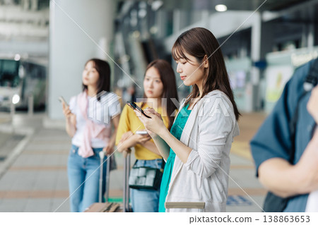 People waiting for a taxi (bus) while traveling. (Photography courtesy of Kansai International Airport (KIX)) 138863653