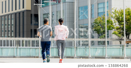 一個女人走在城市 138864268