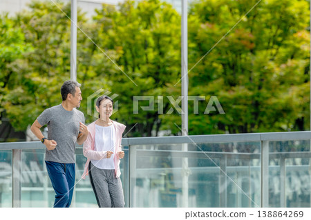 一個女人走在城市 138864269