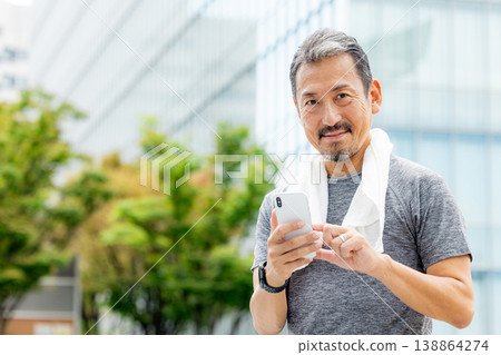 與智能手機的資深男性 138864274