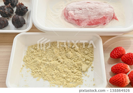 用自製日式甜點為春天增添色彩:享受用糯米粉和草莓製作麻糬的樂趣。 用自製日式甜點為春天增添色彩:享受用糯米粉和草莓製作麻糬的樂趣。 138864926