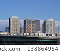 清洲大橋和橫跨隅田川的一組高層公寓大樓。 138864954