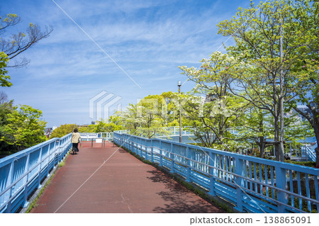 初夏的藍天和行人天橋，東京江戶川區清心町 138865091